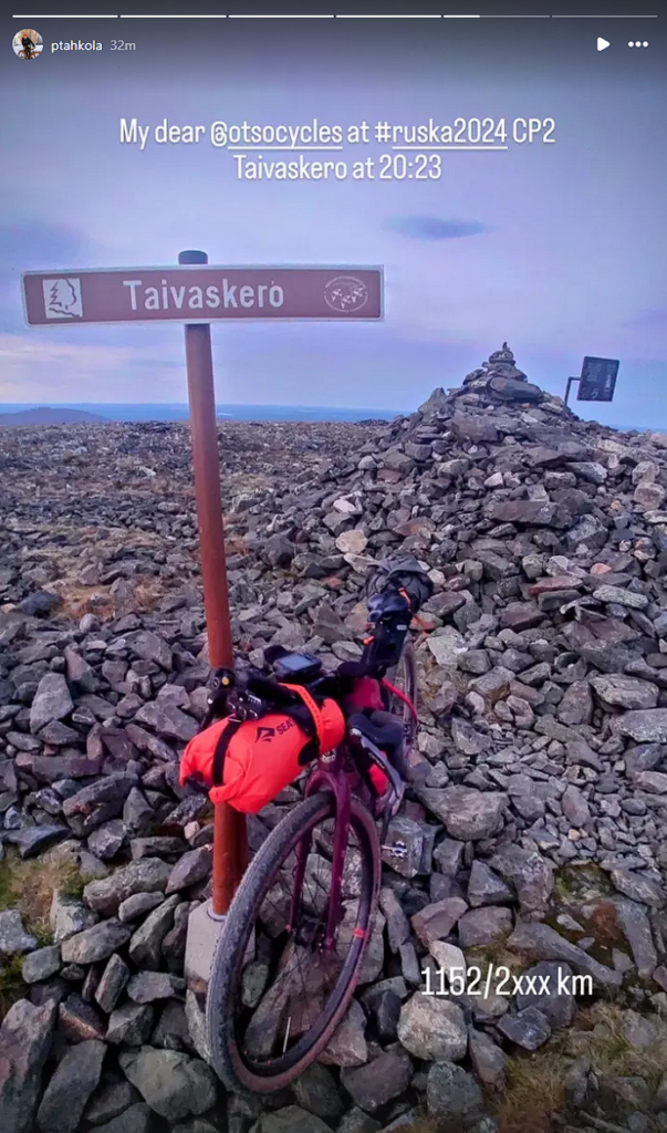 Pekka Tahkolan pyörä Taivaskeron huipulla. Kivinen maisema.